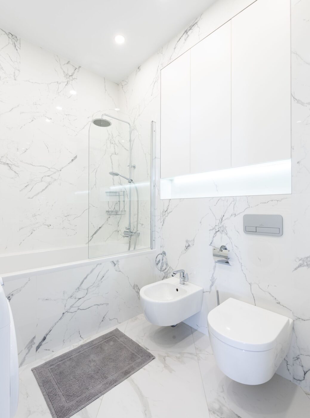 Lichte badkamer met bad en douche