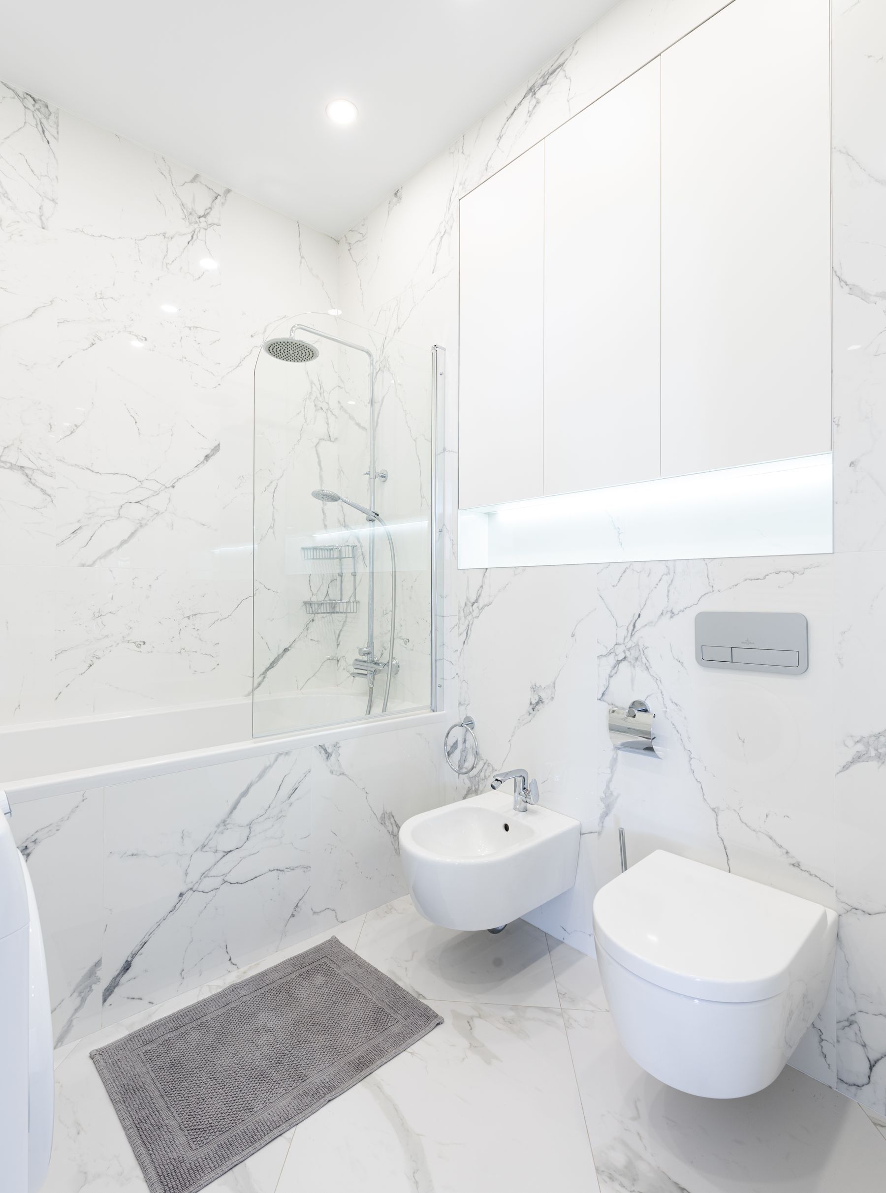 Lichte badkamer met bad en douche