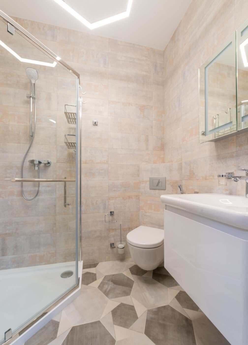 Lichte badkamer met keramische tegels en glazen douche